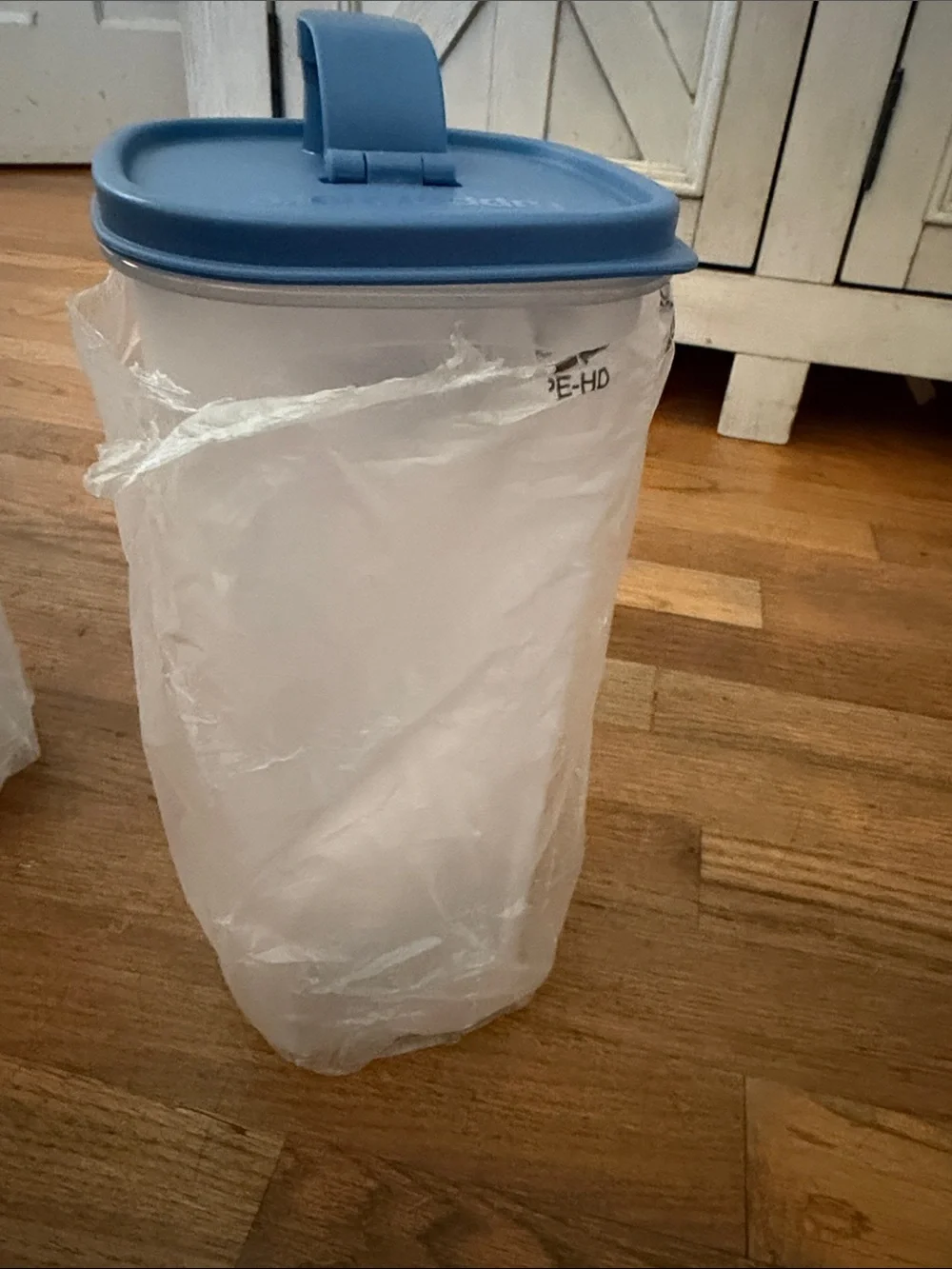 Tupperware Slim Line Pitcher w strainer